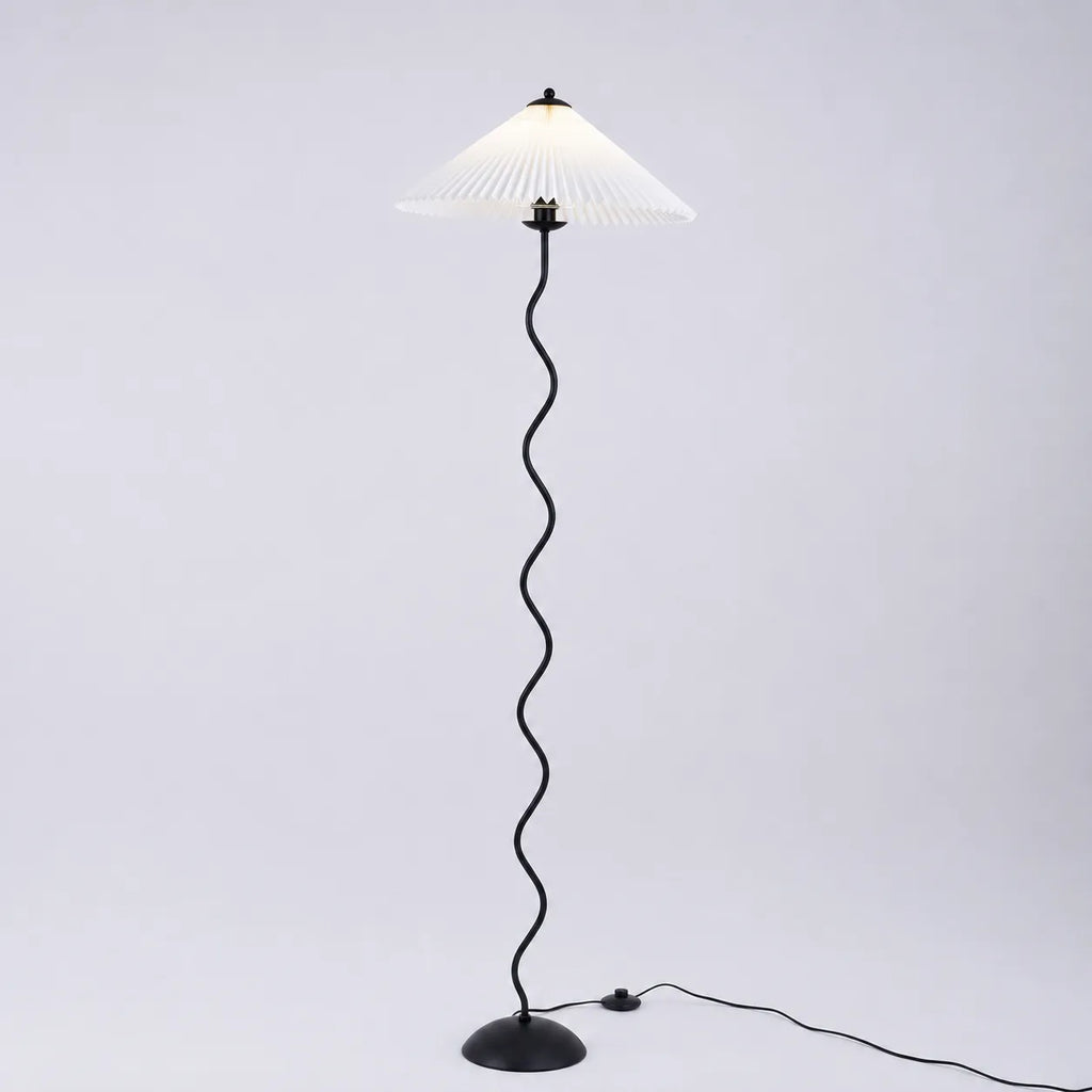 Stehlampe mit modernem, skulpturalem Metallsockel und Stoffschirm, 150 cm hohe Standleuchte