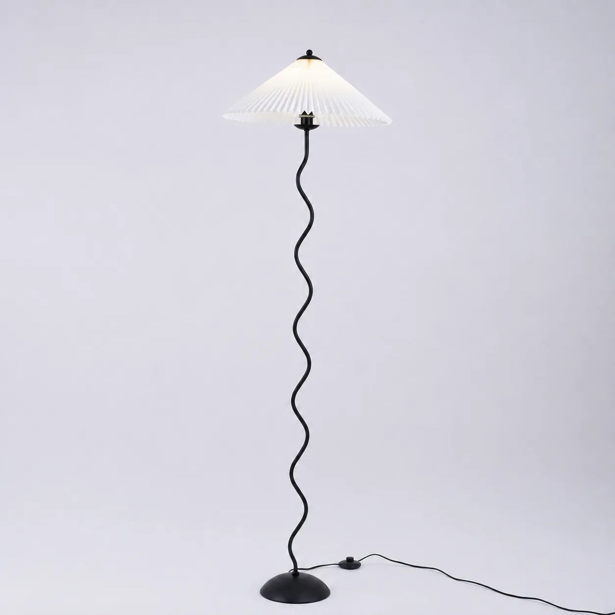 Stehlampe mit modernem, skulpturalem Metallsockel und Stoffschirm, 150 cm hohe Standleuchte