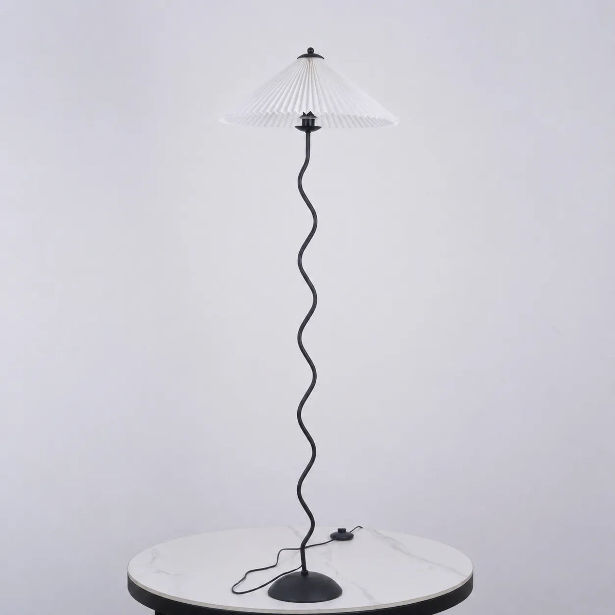 Stehlampe mit modernem, skulpturalem Metallsockel und Stoffschirm, 150 cm hohe Standleuchte