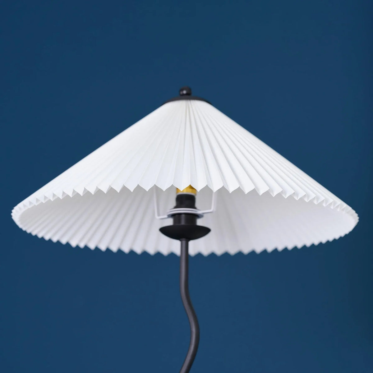 Stehlampe mit modernem, skulpturalem Metallsockel und Stoffschirm, 150 cm hohe Standleuchte