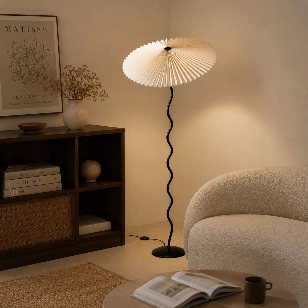 Stehlampe mit modernem, skulpturalem Metallsockel und Stoffschirm, 150 cm hohe Standleuchte