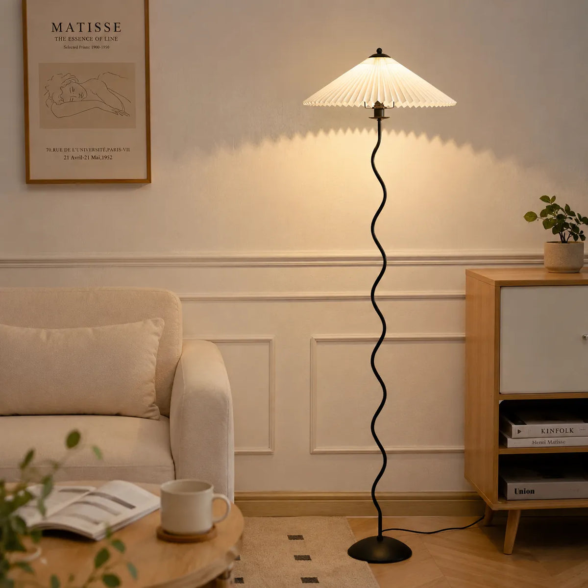 Stehlampe mit modernem, skulpturalem Metallsockel und Stoffschirm, 150 cm hohe Standleuchte