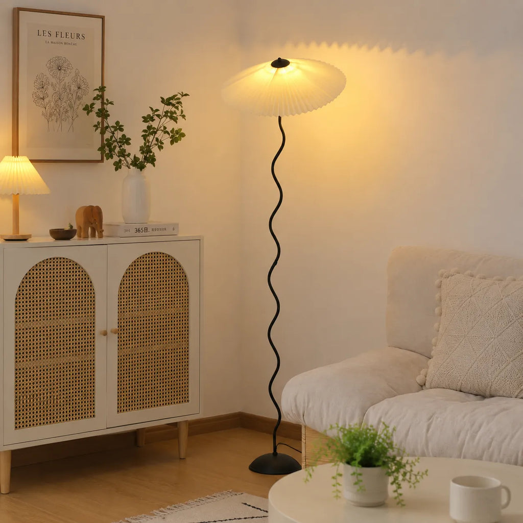 Stehlampe mit modernem, skulpturalem Metallsockel und Stoffschirm, 150 cm hohe Standleuchte