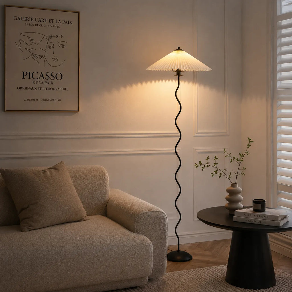 Stehlampe mit modernem, skulpturalem Metallsockel und Stoffschirm, 150 cm hohe Standleuchte