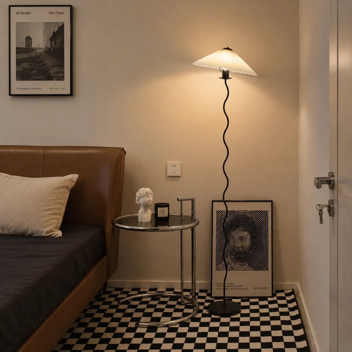 Stehlampe mit modernem, skulpturalem Metallsockel und Stoffschirm, 150 cm hohe Standleuchte