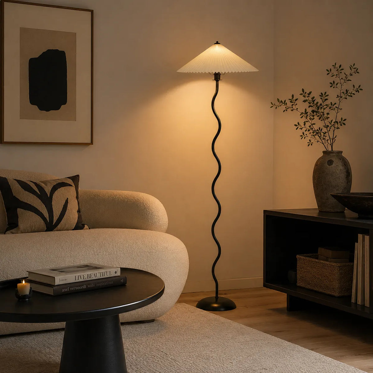 Stehlampe mit modernem, skulpturalem Metallsockel und Stoffschirm, 150 cm hohe Standleuchte