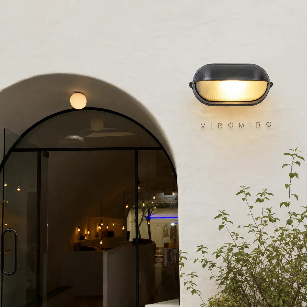 Outdoor Wall Sconce with Ribbed Glass Diffuser and Die-Cast Aluminium Industrial Bulkhead Design