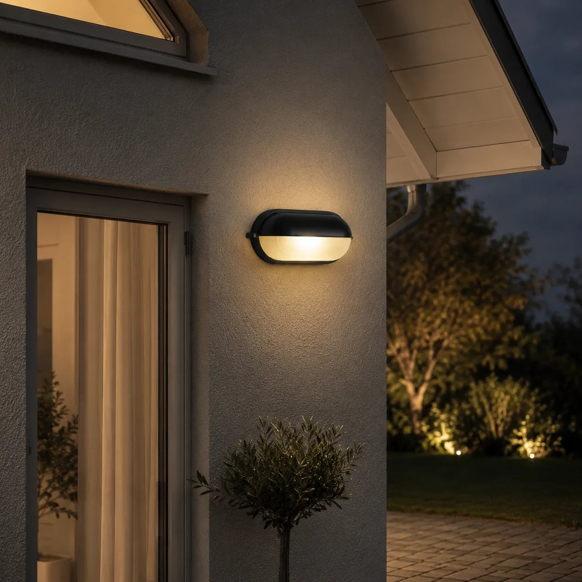 Outdoor Wall Sconce with Ribbed Glass Diffuser and Die-Cast Aluminium Industrial Bulkhead Design