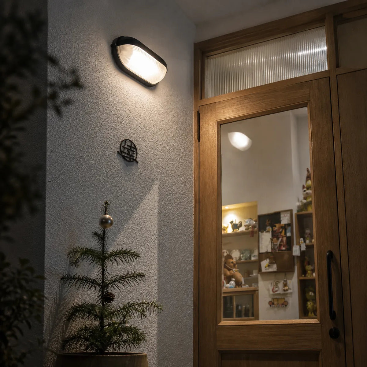 Outdoor Wall Sconce with Ribbed Glass Diffuser and Die-Cast Aluminium Industrial Bulkhead Design