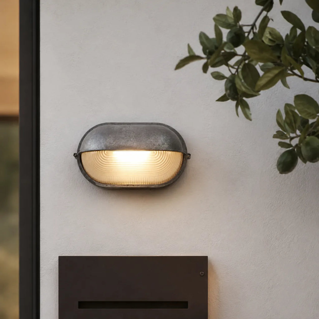 Outdoor Wall Sconce with Ribbed Glass Diffuser and Die-Cast Aluminium Industrial Bulkhead Design