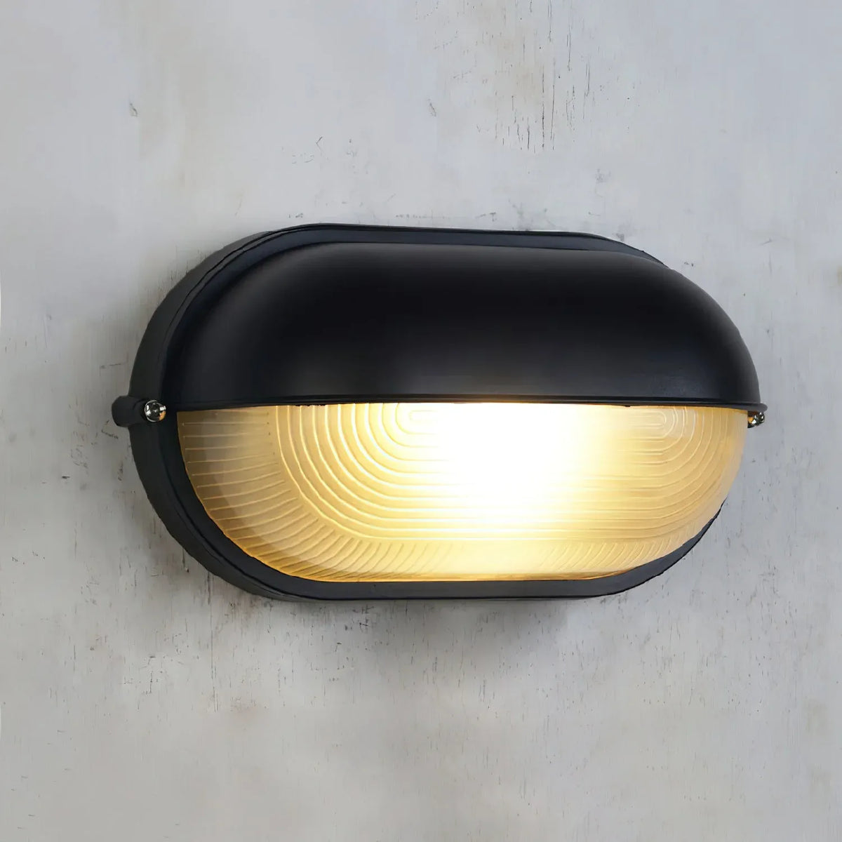 Außenwandleuchte mit geripptem Glasdiffusor und robustem Aluminium-Druckgussgehäuse im Industriestil