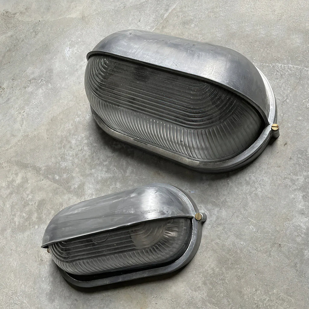 Outdoor Wall Sconce with Ribbed Glass Diffuser and Die-Cast Aluminium Industrial Bulkhead Design