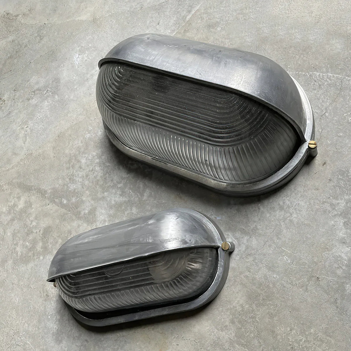 Outdoor Wall Sconce with Ribbed Glass Diffuser and Die-Cast Aluminium Industrial Bulkhead Design