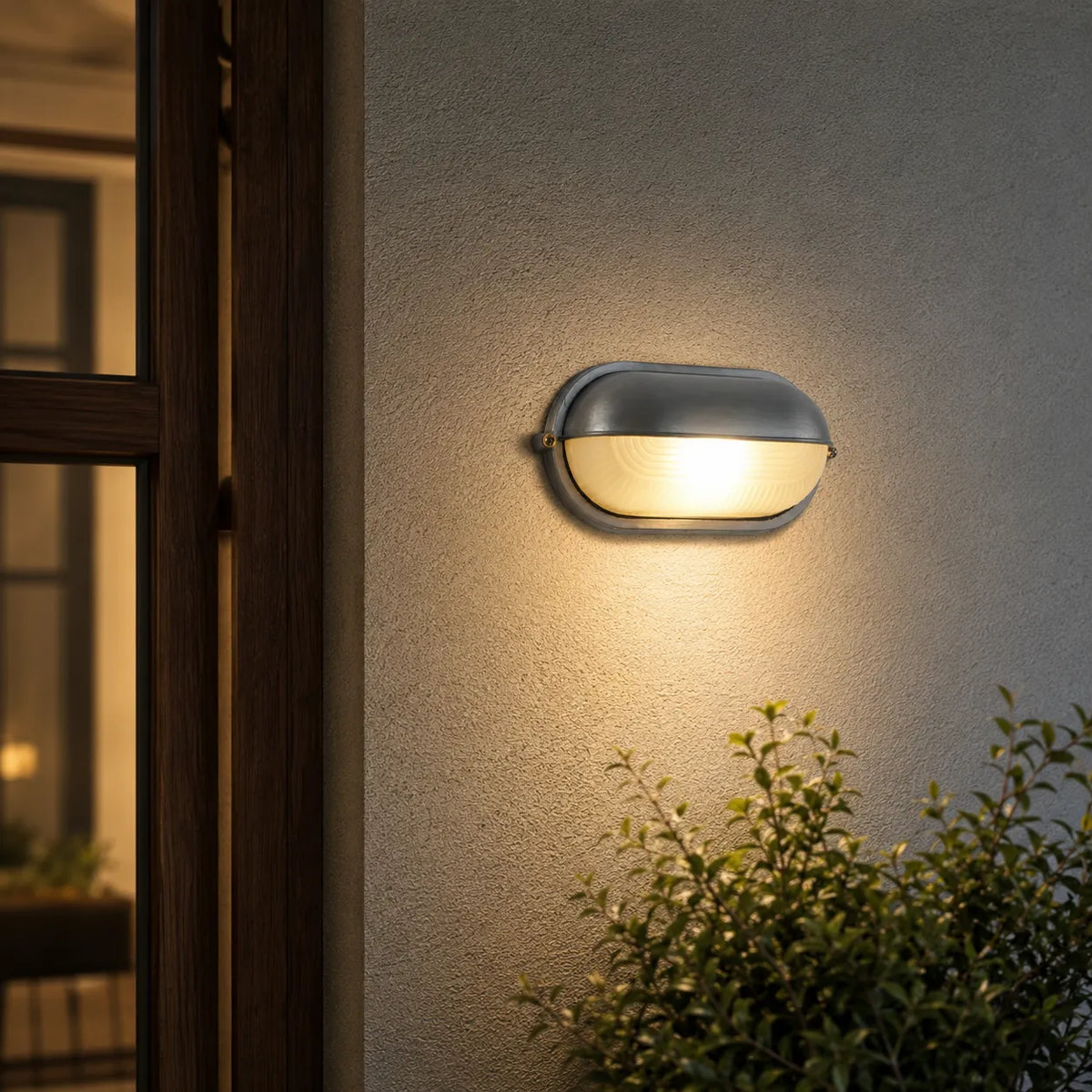 Außenwandleuchte mit geripptem Glasdiffusor und robustem Aluminium-Druckgussgehäuse im Industriestil
