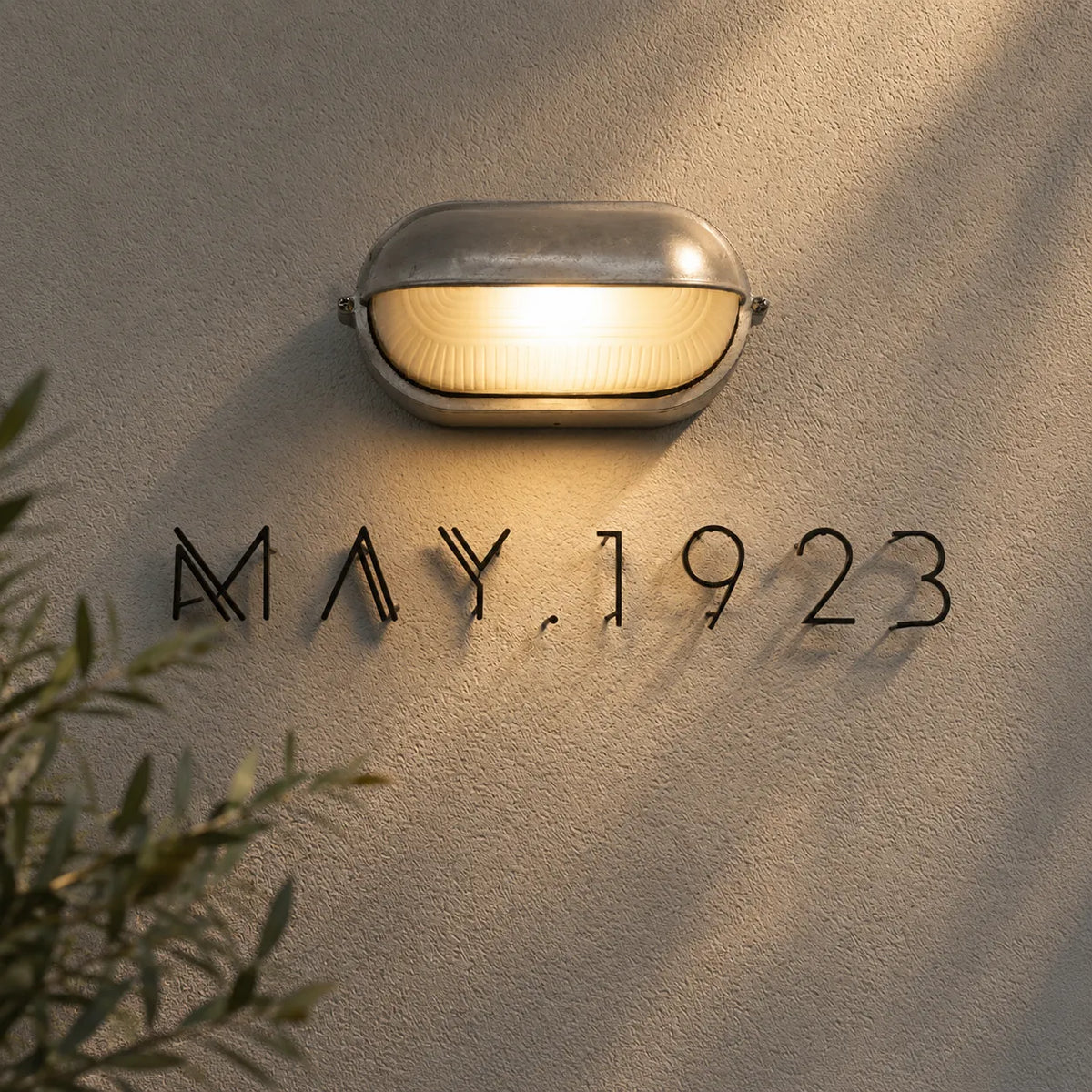 Outdoor Wall Sconce with Ribbed Glass Diffuser and Die-Cast Aluminium Industrial Bulkhead Design