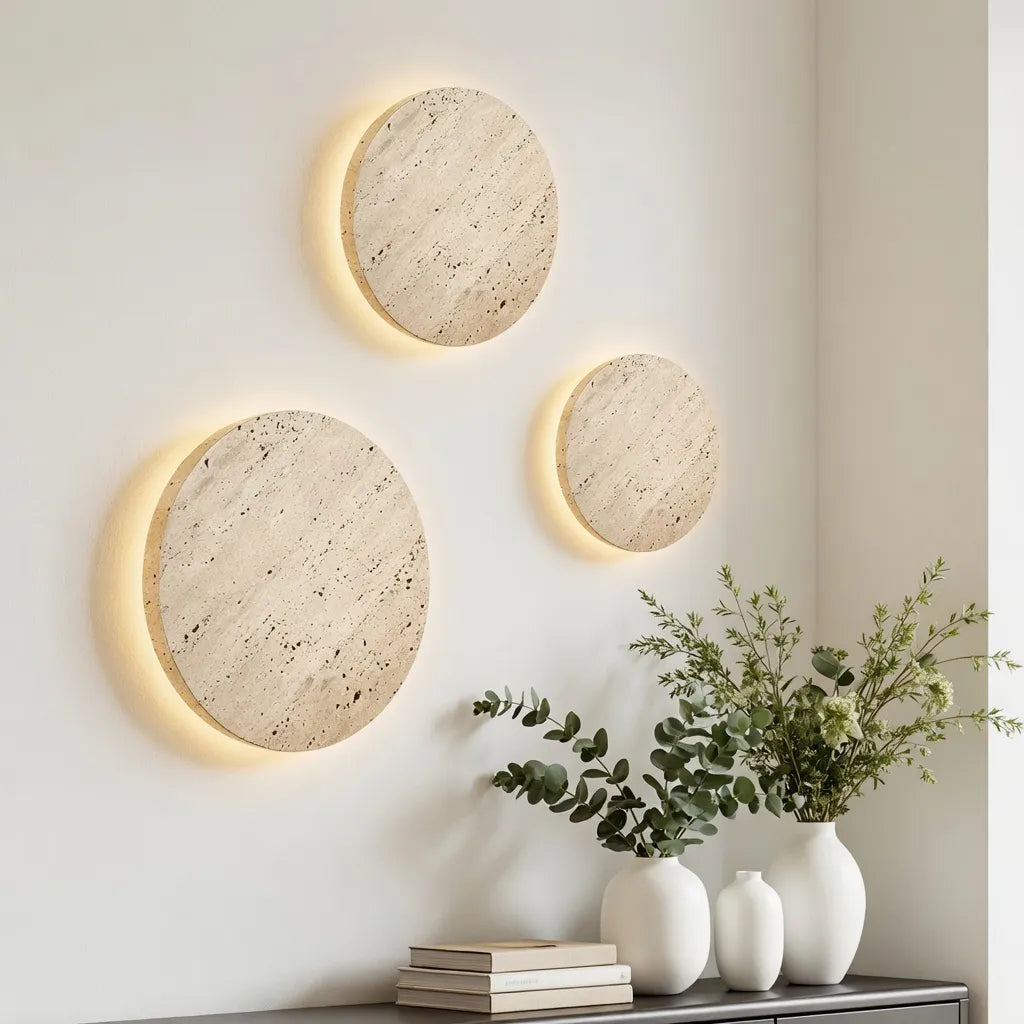 Appliques murales pour salon avec disque de travertin rétroéclairé par LED et effet halo moderne