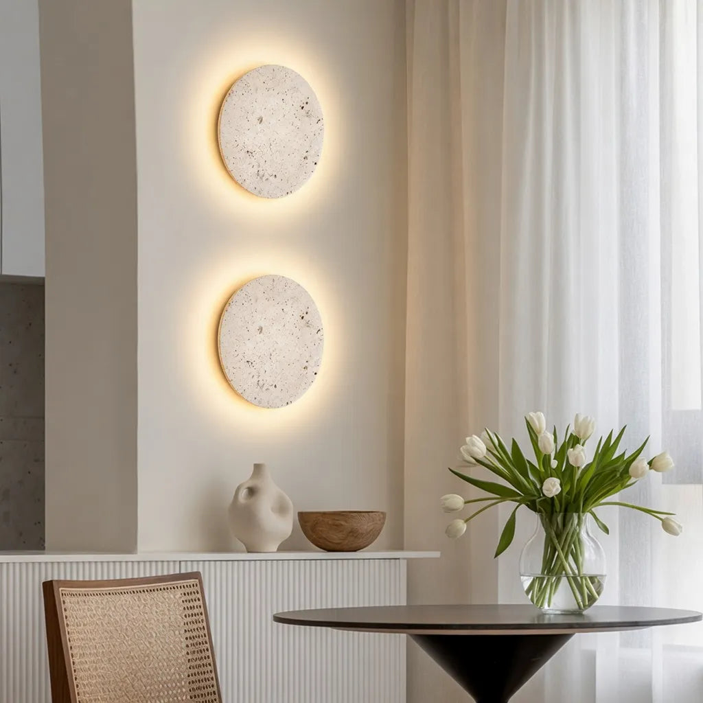 Appliques murales pour salon avec disque de travertin rétroéclairé par LED et effet halo moderne