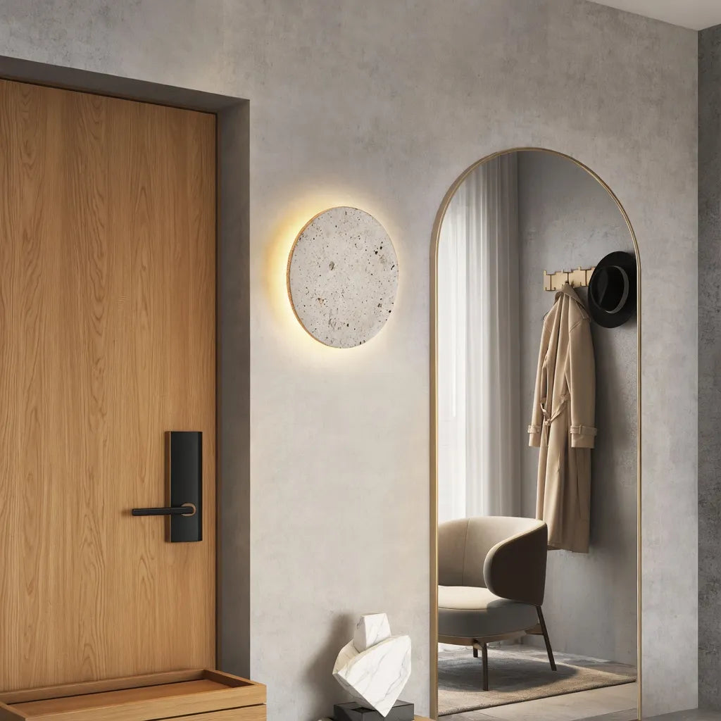 Appliques murales pour salon avec disque de travertin rétroéclairé par LED et effet halo moderne