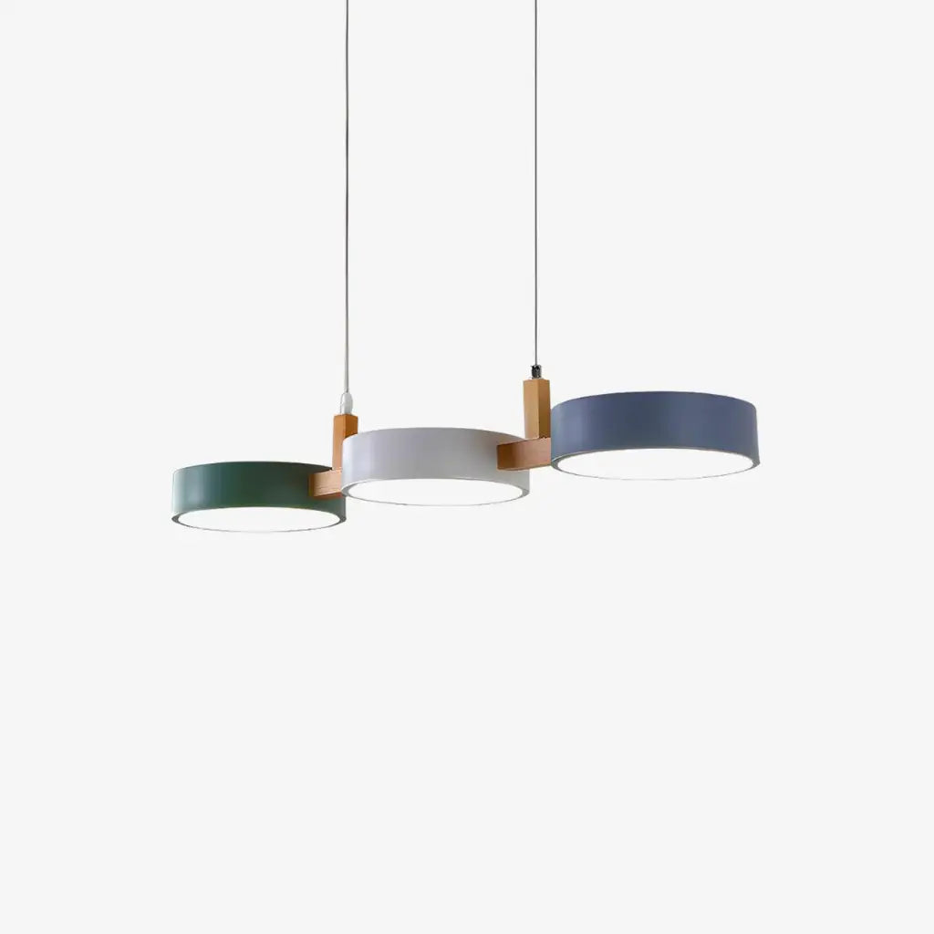 Lineare Pendelleuchte mit Holzbalken und Metallschirmen in Trommelform für Esszimmer und Kücheninsel