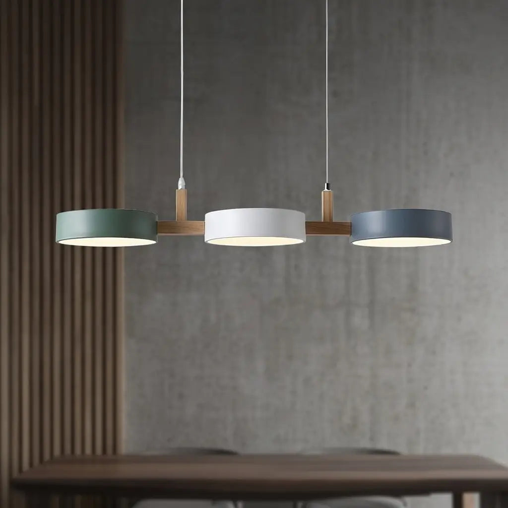 Lineare Pendelleuchte mit Holzbalken und Metallschirmen in Trommelform für Esszimmer und Kücheninsel