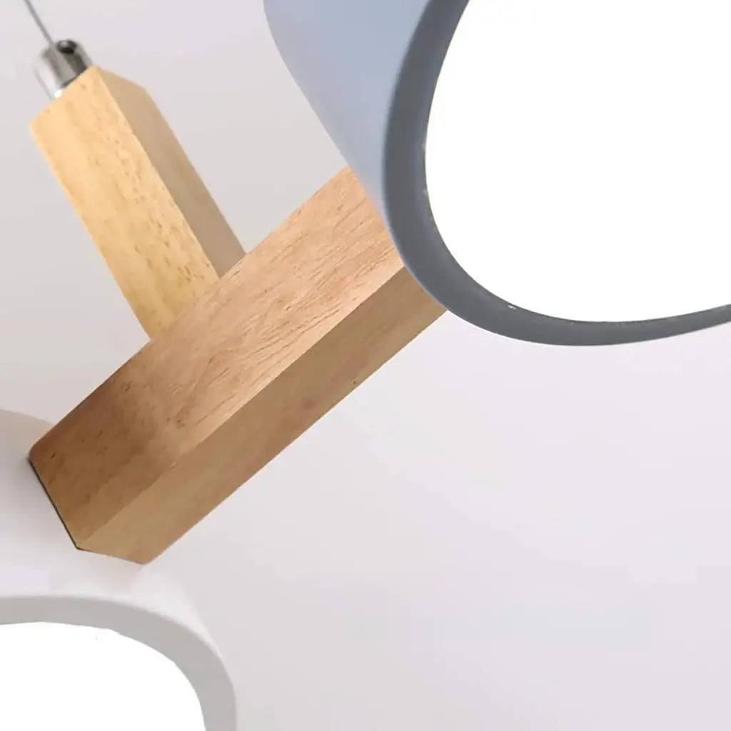 Lineare Pendelleuchte mit Holzbalken und Metallschirmen in Trommelform für Esszimmer und Kücheninsel
