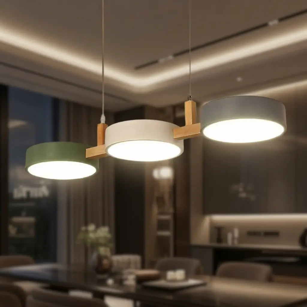 Lineare Pendelleuchte mit Holzbalken und Metallschirmen in Trommelform für Esszimmer und Kücheninsel