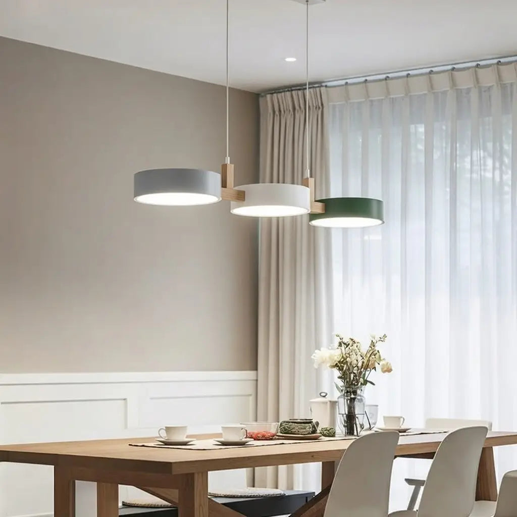 Lineare Pendelleuchte mit Holzbalken und Metallschirmen in Trommelform für Esszimmer und Kücheninsel