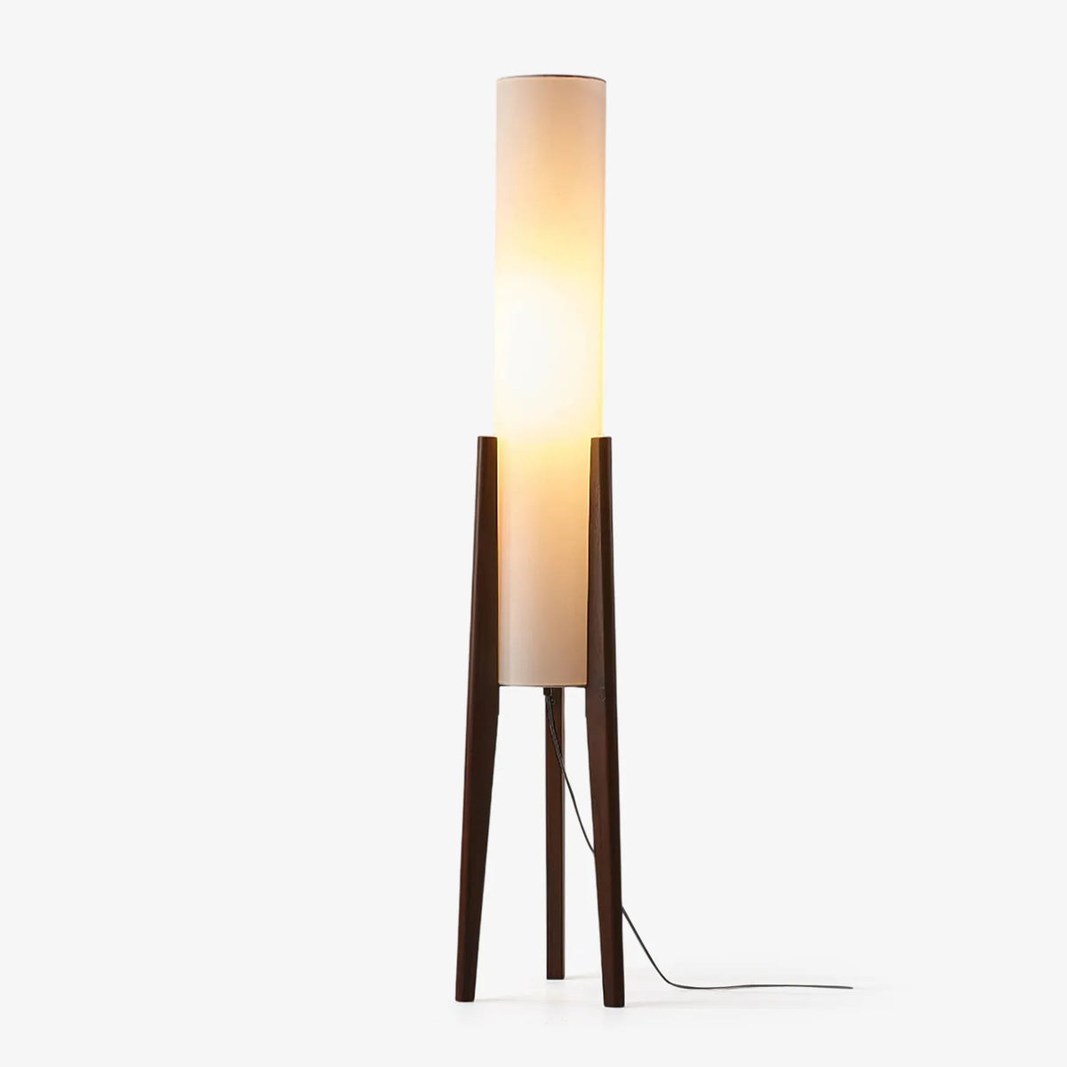 Stehlampe fürs Wohnzimmer mit modernem Holzstativ und Stoffschirm