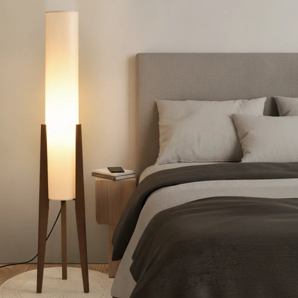 Stehlampe fürs Wohnzimmer mit modernem Holzstativ und Stoffschirm