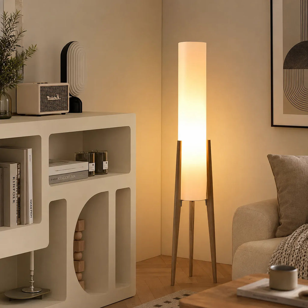 Stehlampe fürs Wohnzimmer mit modernem Holzstativ und Stoffschirm