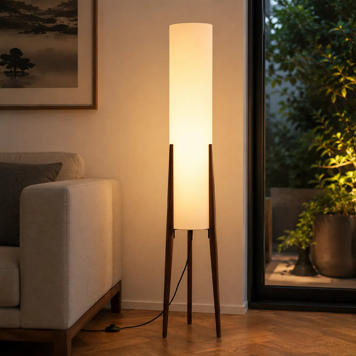 Stehlampe fürs Wohnzimmer mit modernem Holzstativ und Stoffschirm