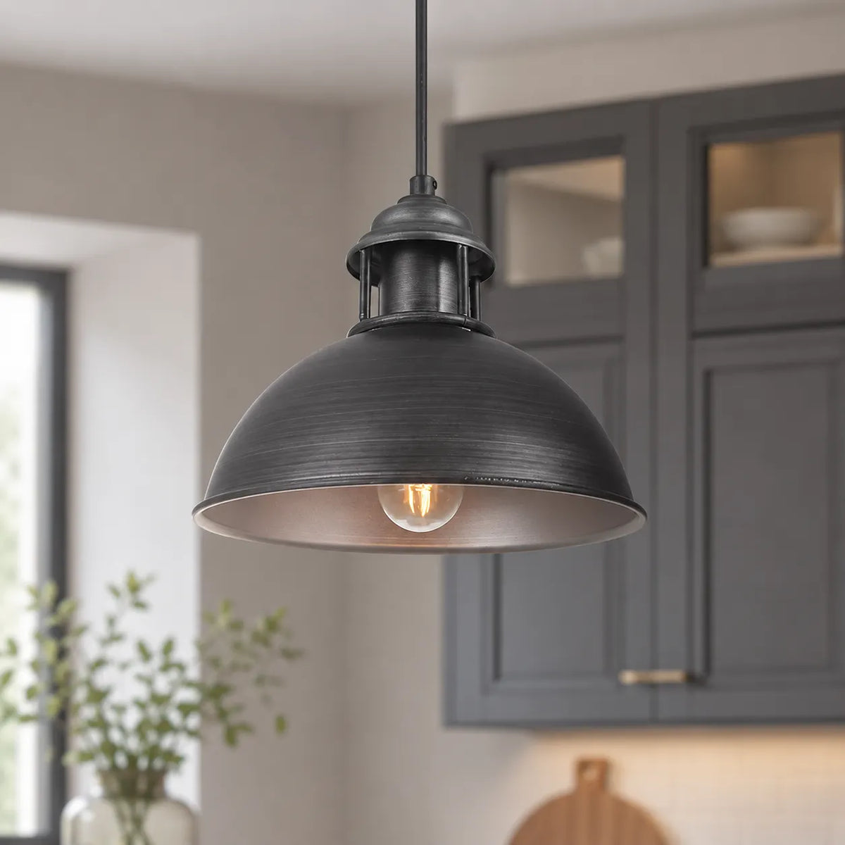 Pendelleuchte mit industriellem Kuppelschirm aus antik versilbertem Metall und verstellbarem Kabel