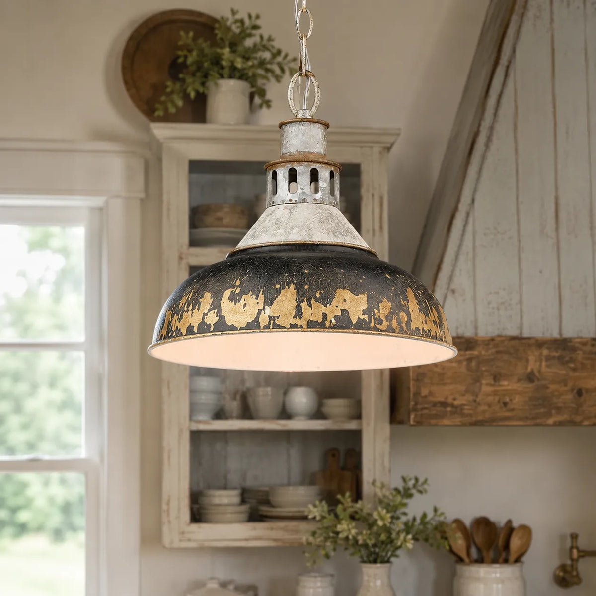 Pendelleuchte für die Kücheninsel mit Vintage-Metallschirm in Kuppelform und Used-Look