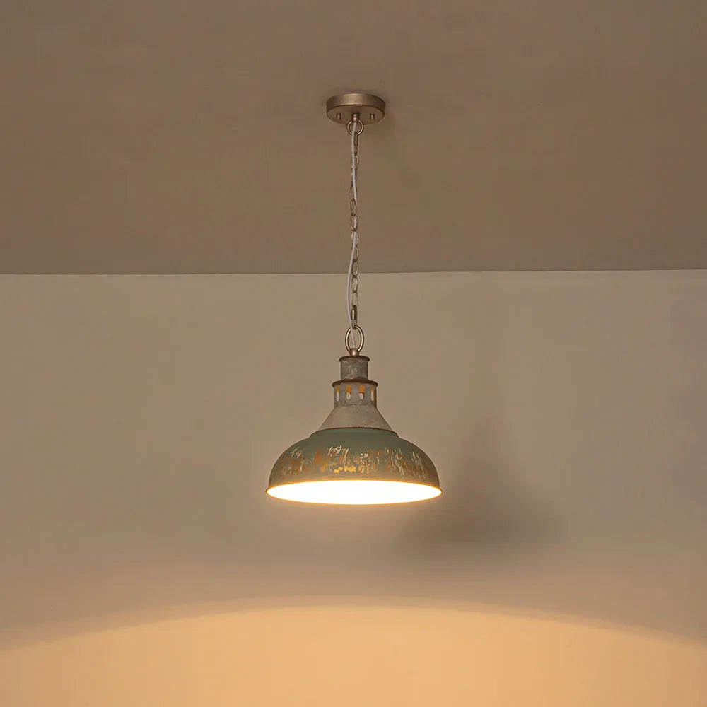 Pendelleuchte für die Kücheninsel mit Vintage-Metallschirm in Kuppelform und Used-Look