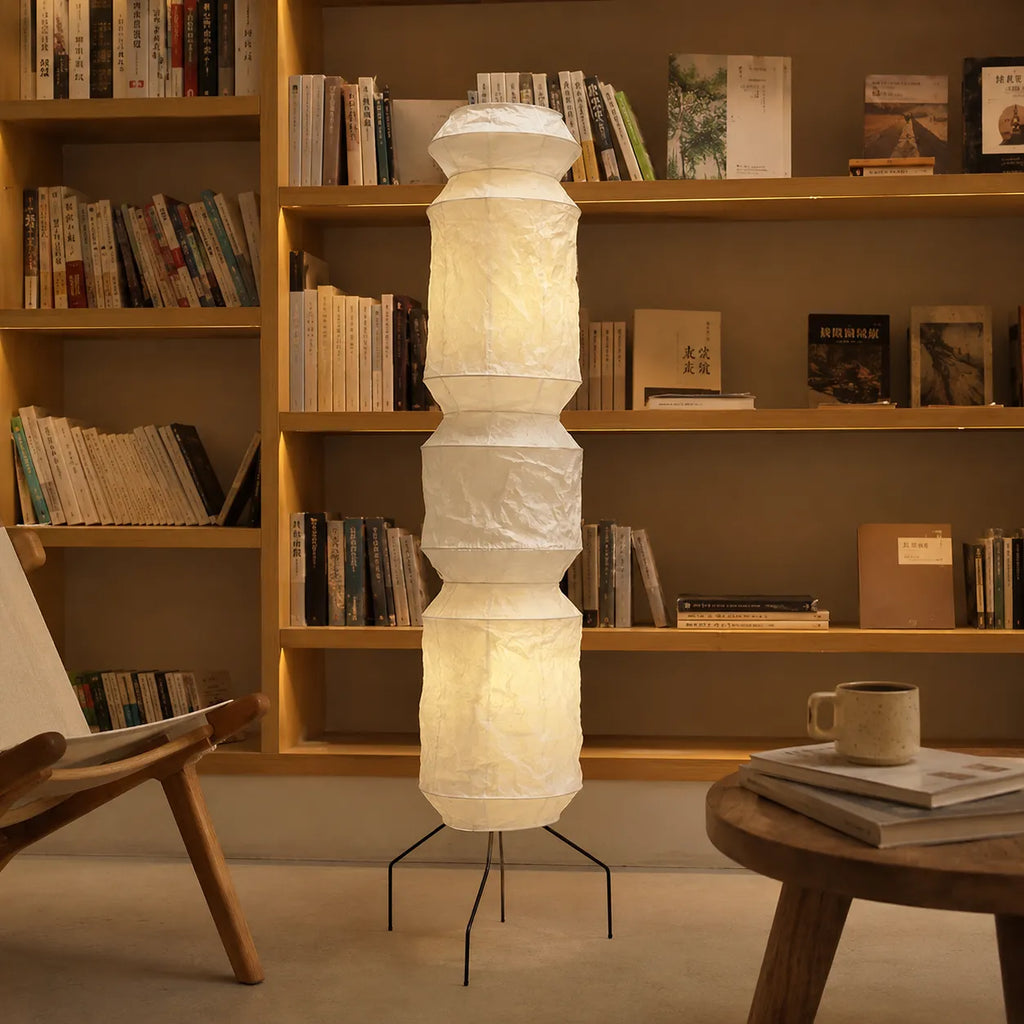 Lámpara de pie con pantalla de papel de arroz tejido a mano y estructura de madera y hierro