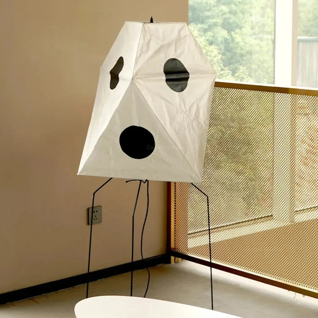 Lámpara de pie con pantalla de papel de arroz tejido a mano y estructura de madera y hierro