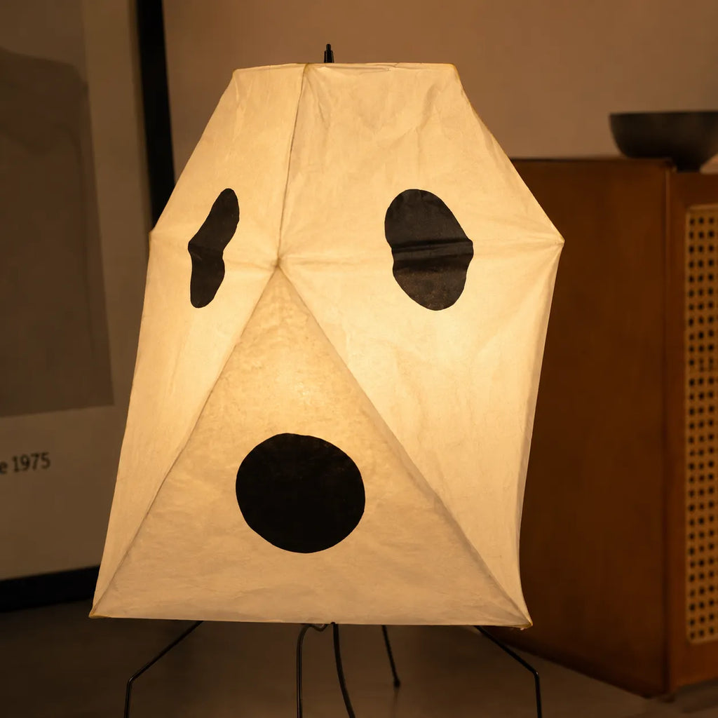 Lámpara de pie con pantalla de papel de arroz tejido a mano y estructura de madera y hierro