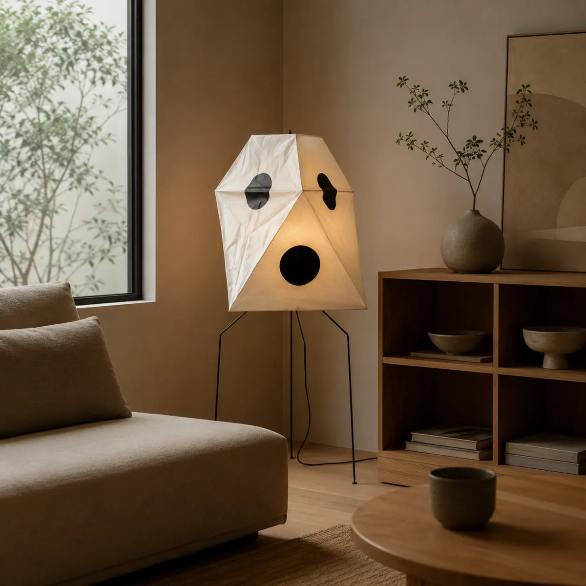 Lámpara de pie con pantalla de papel de arroz tejido a mano y estructura de madera y hierro