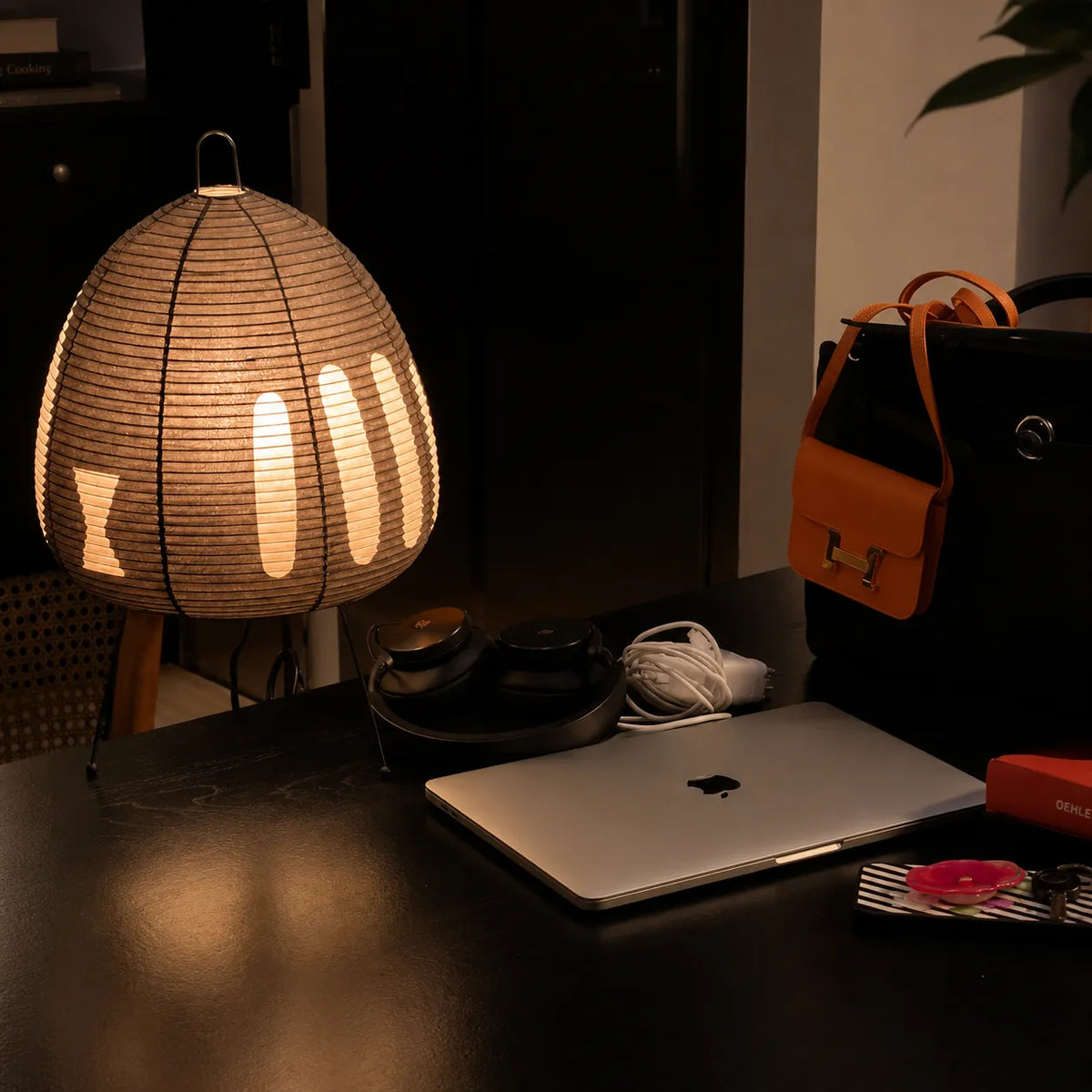 Kleine Tischlampe mit Reispapierschirm und minimalistischem, japanisch inspiriertem Design