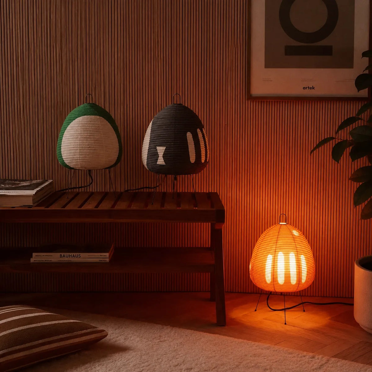 Kleine Tischlampe mit Reispapierschirm und minimalistischem, japanisch inspiriertem Design