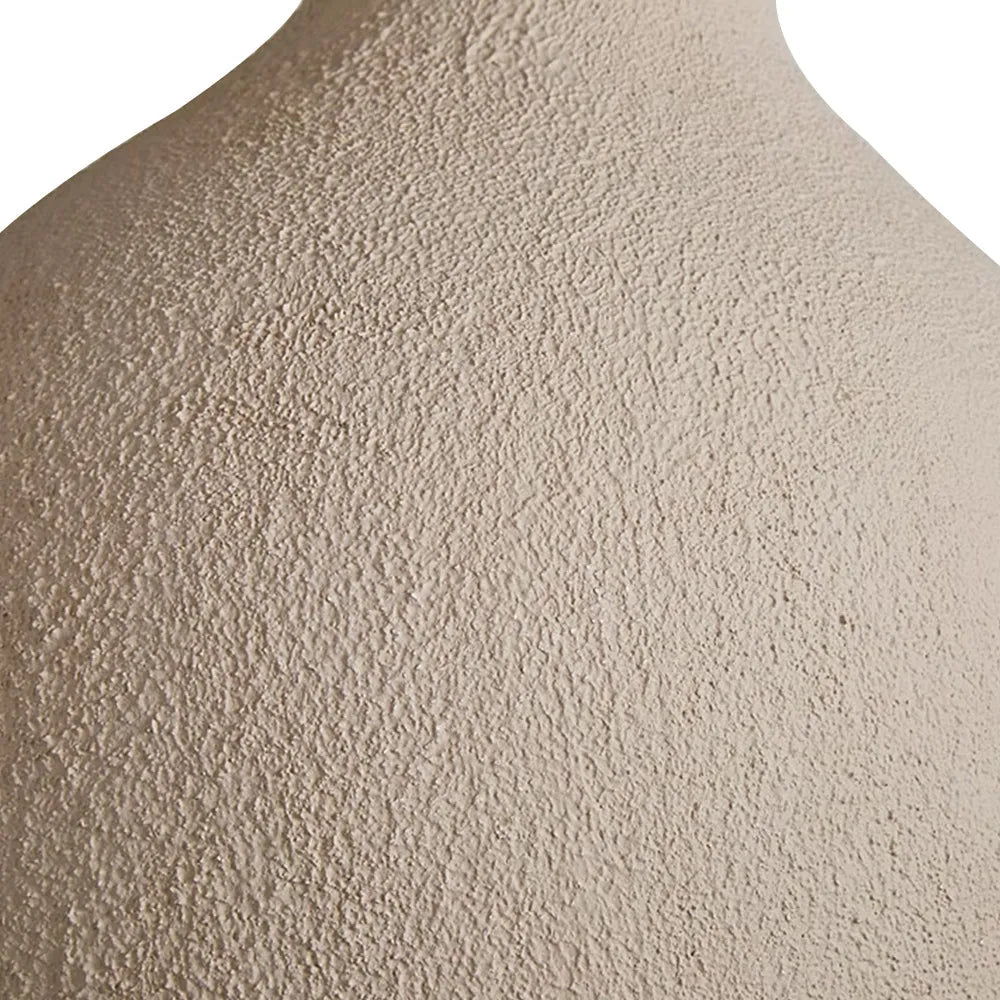 Suspension à la forme sculpturale de vase et texture en plâtre
