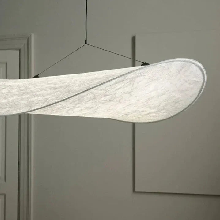 Pendelleuchte mit weichem Stoffschirm und skulpturalem, minimalistischem Design