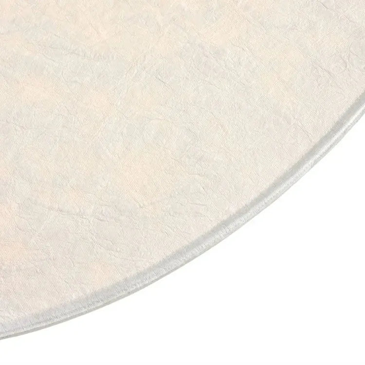 Pendelleuchte mit weichem Stoffschirm und skulpturalem, minimalistischem Design