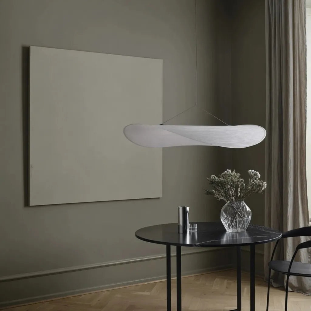 Pendelleuchte mit weichem Stoffschirm und skulpturalem, minimalistischem Design