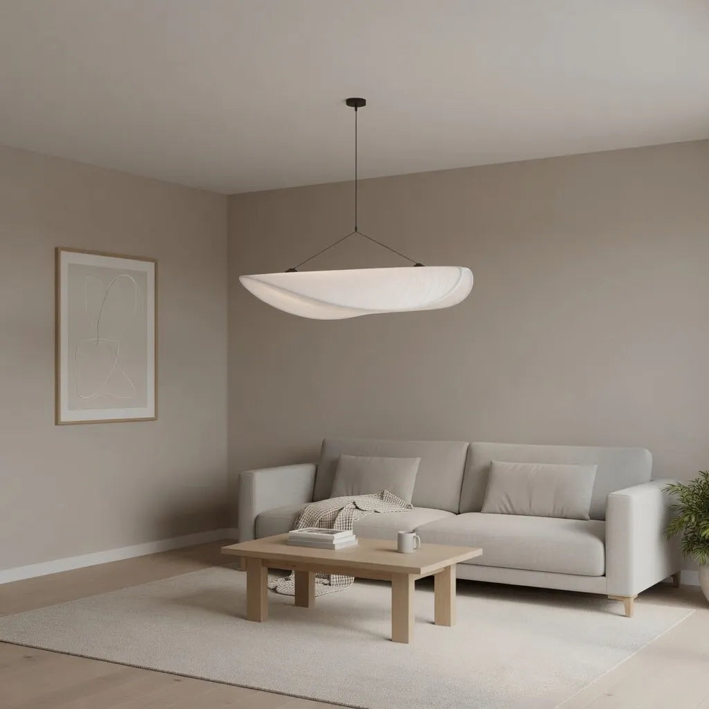 Pendelleuchte mit weichem Stoffschirm und skulpturalem, minimalistischem Design