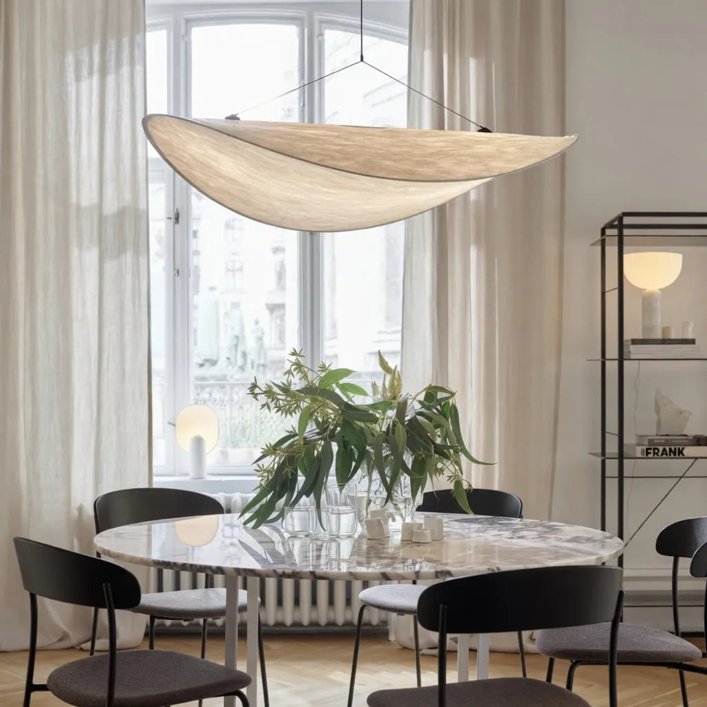 Pendelleuchte mit weichem Stoffschirm und skulpturalem, minimalistischem Design