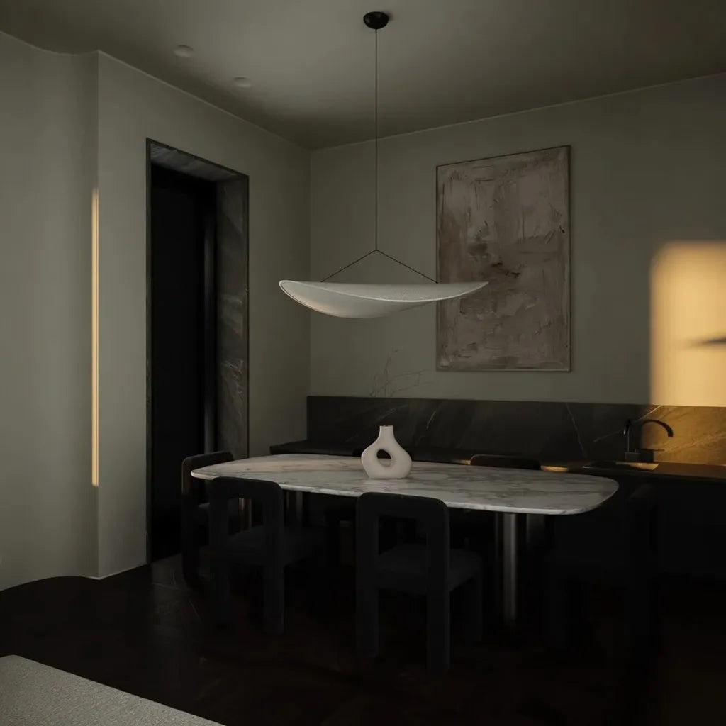 Pendelleuchte mit weichem Stoffschirm und skulpturalem, minimalistischem Design