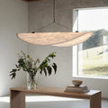 Pendelleuchte mit weichem Stoffschirm und skulpturalem, minimalistischem Design
