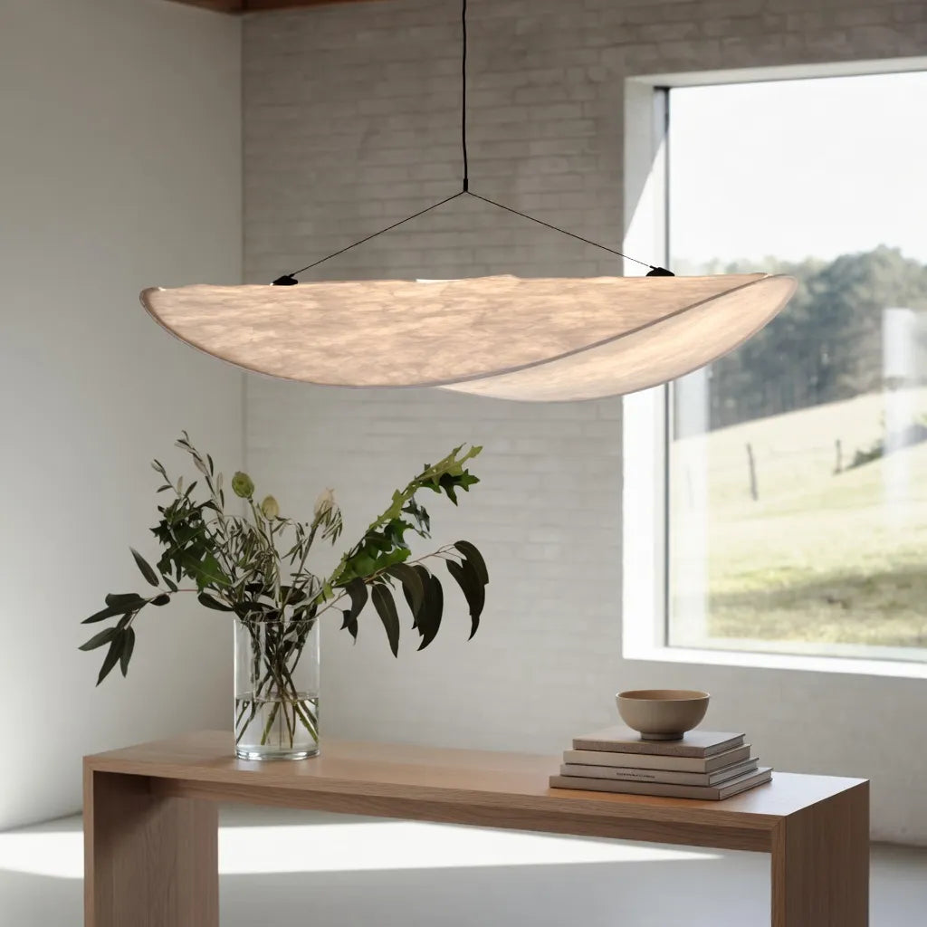 Pendelleuchte mit weichem Stoffschirm und skulpturalem, minimalistischem Design