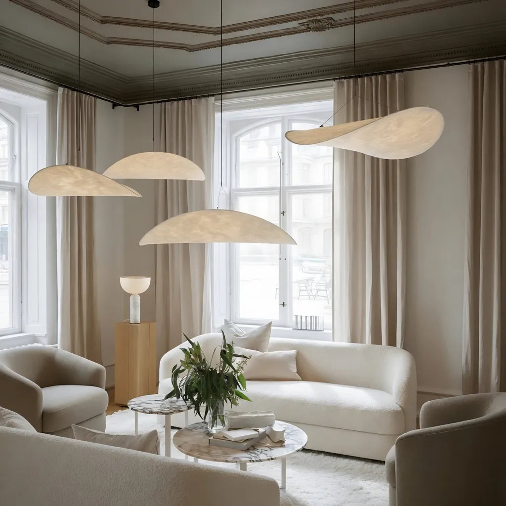 Pendelleuchte mit weichem Stoffschirm und skulpturalem, minimalistischem Design